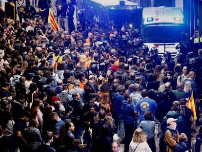 Protesta de los CDR ante la estación de Sants. En vídeo, un nutrido grupo de independentistas rodea la estación de Sants de Barcelona.