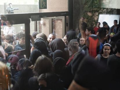Tensión entre estudiantes de la UPF, este martes. En vídeo, la batalla por poder asistir a clase en las universidades de Barcelona.