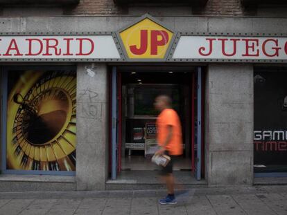 Madrid JP, una de las casas de apuestas en el Puente de Vallecas, Madrid. En vídeo, las familias que gastan más dinero en jugar que en pagar facturas y gastos de primera necesidad.