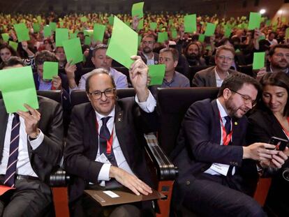 El presidente del Parlament, Roger Torrent, el de la Generalitat, Quim Torra, y el vicepresidente del Govern, Pere Aragonès, en la denominada asamblea de cargos electos. En vídeo, intervención de una de las participantes en la asamblea.