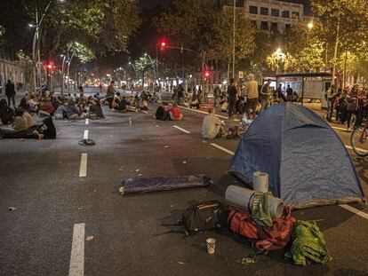 Els joves de l'acampada tallant la Gran Via aquest dimecres. En vídeo, enfrontaments entre estudiants a la Universitat Pompeu Fabra.