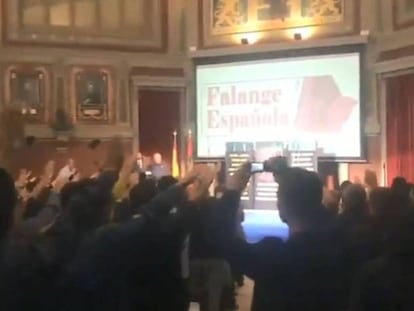 Imagen de un vídeo difundido en la cuenta de Twitter de la Falange del acto que celebraron en el Ateneo de Madrid.