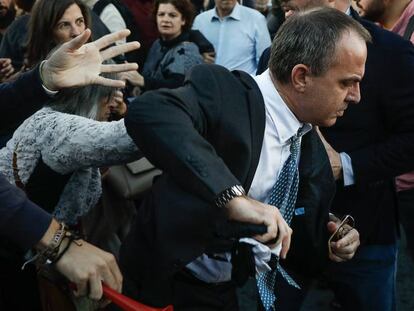 Algunos manifestantes han impedido la entrada de varios invitados al acto, en el Palau de Congressos de Catalunya. En vídeo, los manifestantes impiden la entrada de invitados.