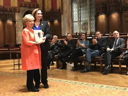 Isabel Allende recogiendo el premio de manos del alcaldesa Ada Colau. En vídeo, declaraciones de la escritora chilena.