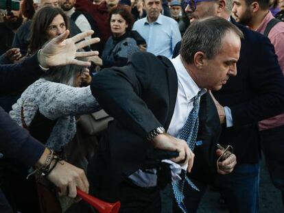 Protesta contra el rey Felipe VI y la familia real en la Diagonal de Barcelona. En vídeo, Buch achaca los "problemas" de los invitados del Rey a su negativa a usar bus.