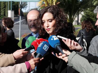 La presidenta de la Comunidad de Madrid, Isabel Díaz Ayuso, atiende a los medios tras acudir a la capilla ardiente de Margarita Salas.