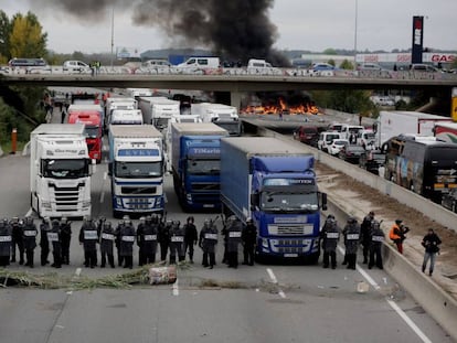 Mossos llegan al corte de la AP-7 en Girona para desalojar a los manifestantes. en vídeo, así fueron los bloqueos en la autovía.