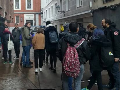 Varios jóvenes de La Ingobernable, esta mañana tras el cordón policial. En vídeo, declaraciones de portavoces del centro social y de los vecinos.