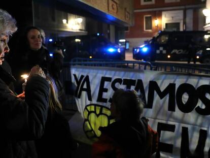 Una mujer lleva una vela en la protesta de anoche por el desalojo de La Ingobernable. En vídeo, declaraciones de portavoces del centro social y de los vecinos.