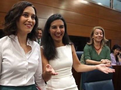 Isabel Díaz Ayuso y Rocio Monasterio, en la Asamblea de Madrid el pasado agosto. En vídeo, declaraciones de ambas dirigentes.