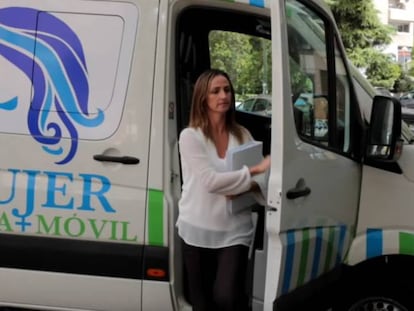 Gádor Joya, diputada de Vox, saliendo de la furgoneta en la que hace ecografías a mujeres embarazadas a las puertas de clínicas de interrupción voluntaria del embarazo. En vídeo, promoción de la ambulancia.