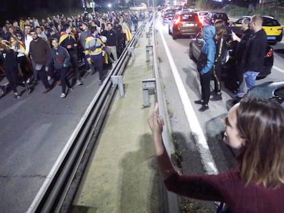 Lucía Flores, con un hijo en brazos, increpa a los manifestantes en una carretera cercana a Terrassa. En vídeo, los CDR fracasan al intentar tomar la estación de Sants.