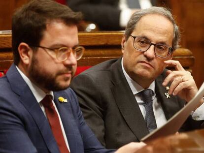 Aragonés y Torra, el pasado miércoles durante el pleno del Parlament. En vídeo, Miquel Noguer, subdirector de EL PAÍS en Cataluña, analiza las opciones de ERC ante la investidura de Sánchez.