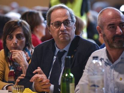 El 'president' de la Generalitat, Quim Torra (en el centro), este domingo en Bescanó (Girona).