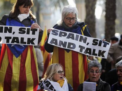 Un grupo de manifestantes a la puerta del TSJC, este lunes. En vídeo, la llegada de Torra al Tribunal.