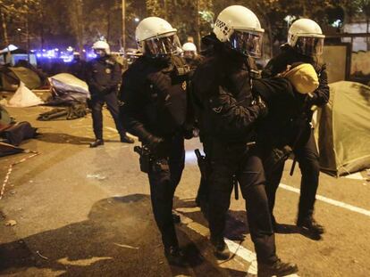 Desalojo de la acampada en Barcelona. En vídeo, imágenes del desalojo.