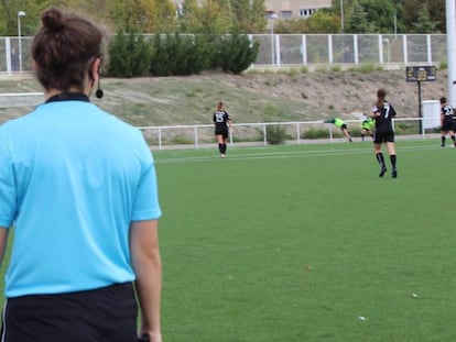 Alexandra García, as an assistant referee. In the video, the recording of some of the insults she received.