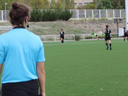 Alexandra García, como árbitra asistente, en una imagen cedida por ella. En vídeo, audio con algunos de los insultos recibidos durante el partido.