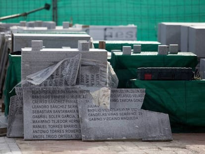 Destrucción del memorial histórico inacabado en el cementerio de La Almudena. En vídeo, grabación de las placas retiradas compartida en Twitter por José Luis Ábalos, ministro de Fomentos en funciones y secretario de Organización del PSOE.