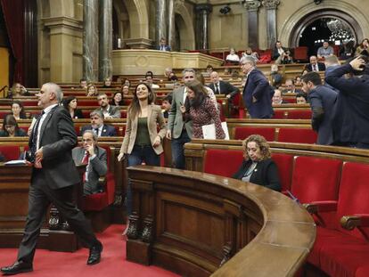 Los diputados de Ciudadanos abandonan sus puestos ante la votación de la resolución de los independentistas, este martes en el Parlament.