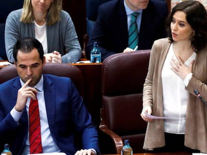 La presidenta de la Comunidad de Madrid, Isabel Díaz Ayuso, y su vicepresidente, Ignacio Aguado, este jueves en el pleno de la Asamblea. En vídeo, intervención de la presidenta.