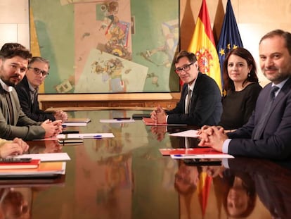 Negociadores de ERC y del PSOE en la última reunión para tratar la investidura de Pedro Sánchez. En vídeo, semana clave para los políticos presos.