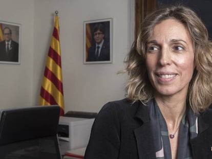 La consellera Àngels Chacón durant l'entrevista.