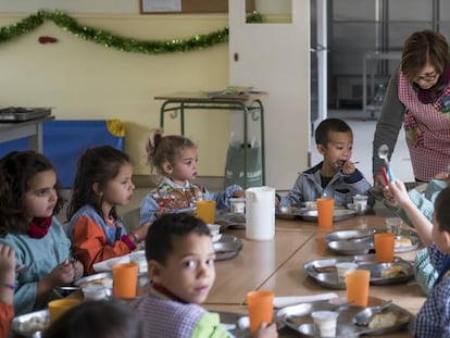 Un grupo de niños come en el comedor de la escuela rural de Organyà.