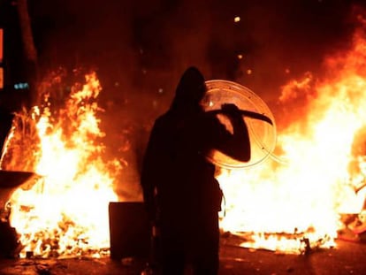 Barricadas en los alrededores del Camp Nou, donde se disputa el Clásico.