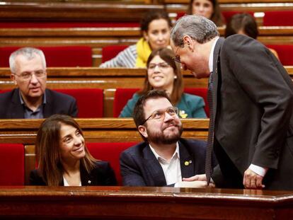 El presidente de la Generalitat de Cataluña, Quim Torra (a la derecha), felicita al vicepresidente, Pere Aragonès, en presencia de Meritxell Budó. En vídeo, así han celebrado ERC y Junts la noticia de la inmunidad de Junqueras.