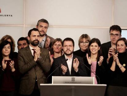 Pere Aragonès, vicepresidente del Govern, rodeado este viernes de diputados de ERC tras conocer la sentencia del TJUE sobre Junqueras.