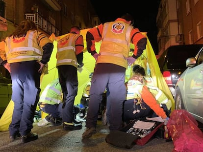 Personal del Samur atiende al varón en la calle Manuel Maroto de Vallecas.