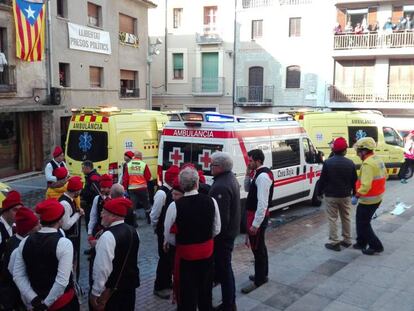 Diversas ambulancias atienden a los heridos en Centelles. En vídeo, imágenes posteriores a la explosión.