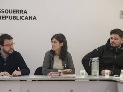 Pere Aragonès, Marta Vilalta y Gabriel Rufián al inicio del consejo ejecutivo de ERC. En vídeo, ERC pone en manos del Consell Nacional la decisión final sobre la investidura de Sánchez.