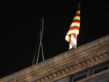 La senyera ondea en solitario en el Palau de la Generalitat, este viernes. En vídeo, momento de la retirada de la bandera.