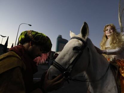 Participantes en la cabalgata de Reyes Magos de la ciudad de Madrid.