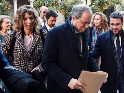 El 'president' Torra (c) junto al 'vicepresident' Aragonès (d) y otros miembros del Govern. En vídeo, la portavoz del Govern, Meritxell Budó, informa sobre los contactos entre Sánchez y Torra.