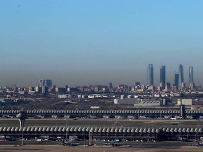 Boina de contaminación en Madrid vista desde Paracuellos del Jarama el pasado 30 de diciembre. En vídeo, Madrid activa el protocolo anticontaminación.