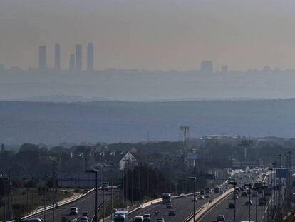 La 'boina de Madrid' este jueves, vista desde Torrelodones. En vídeo, Madrid activa el protocolo antocontaminación.