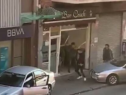 Un momento de la pelea en un bar de Badalona.