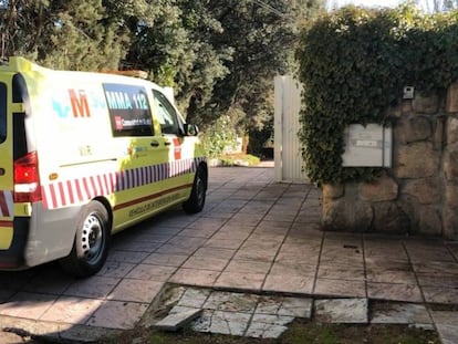 Una ambulancia del Summa 112 a las puertas del chalet de Villaviciosa. EMERGENCIAS 112. Vídeo: Atlas