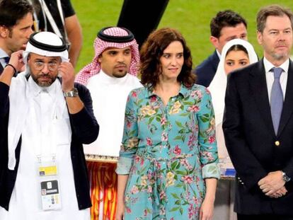 Ahmed Al Mohtaseb, vicepresidente de Sela Sports, Isabel Díaz Ayuso y Álvaro Iranzo Gutiérrez, embajador de España en Arabia Saudí, en la entrega de trofeos. En el vídeo, declaraciones de Díaz Ayuso, este lunes.