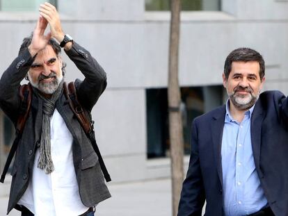 Jordi Cuixart (izquierda) y Jordi Sánchez, a su llegada al Supremo en 2017. En vídeo, el abogado de Jordi Sànchez confirma que han solicitado el primer permiso de 48 horas.