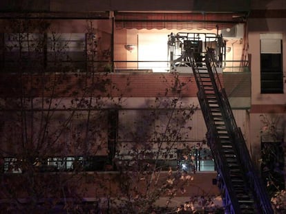 Los bomberos en una de las casas afectadas por la explosión. En vídeo, una plancha metálica que salió despedida del reactor, mató a la primera víctima de la explosión.