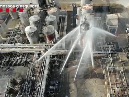 Imagen aérea de la extinción del incendio en la empresa química de Tarragona el pasado martes.