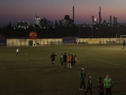 En foto, un entrenamiento en el campo del Racing Bonavisat FC. Al fondo, la petroquímica de Tarragona. En vídeo, los sismógrafos registraron la explosión de Tarragona.