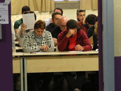 Oposiciones de Correos, este domingo, en la Universidad Complutense de Madrid. En vídeo, 170.000 aspirantes se han presentado a las oposiciones de Correis.