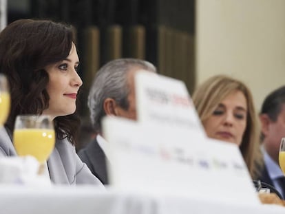 La presidenta de la Comunidad de Madrid, Isabel Díaz Ayuso, durante un desayuno informativo. En vídeo, Díaz Ayuso durante una rueda de prensa este lunes.