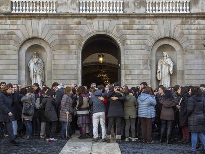 Abrazos después del minuto de silencio por las víctimas, en la plaza de Sant Jaume de Barcelona.