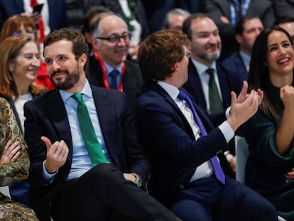 La presidenta de la Comunidad de Madrid, Isabel Díaz Ayuso (i), el alcalde de Madrid, José Luis Martínez-Almeida (2d), el presidente del PP Pablo Casado (2i), y la vicealcaldesa de Madrid Begoña Villacís, participan en la celebración del Día de Madrid. En vídeo, Ayuso critica al Gobierno central.